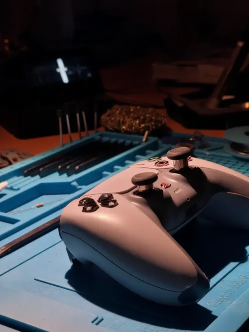 PS5 controller op soldeermat klaar voor reparatie