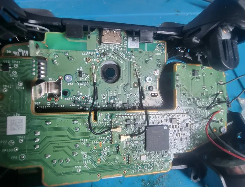 Geopende Xbox controller met zichtbare joystick PCB